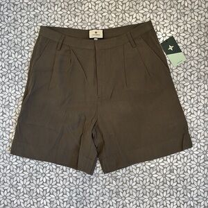 Women's Tuckernuck Pleated Felix‎ Shorts in Olive, Size 6